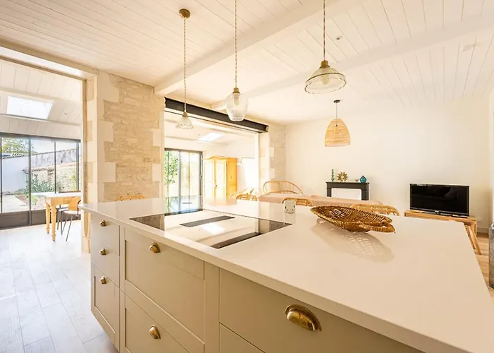 Hébergement de vacances Maison De Charme à La Flotte, 6 Personnes, Rénovée Avec Terrasse - Fr-1-835-35 *