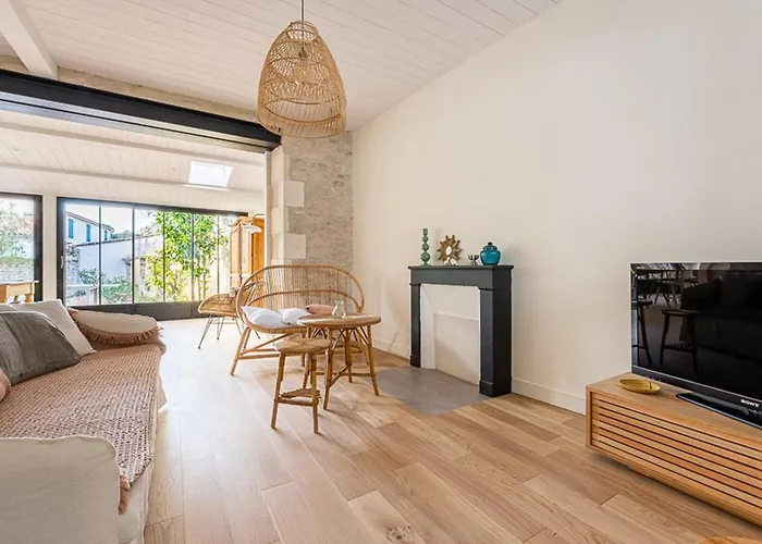 Maison De Charme à La Flotte, 6 Personnes, Rénovée Avec Terrasse - Fr-1-835-35 * La Flotte