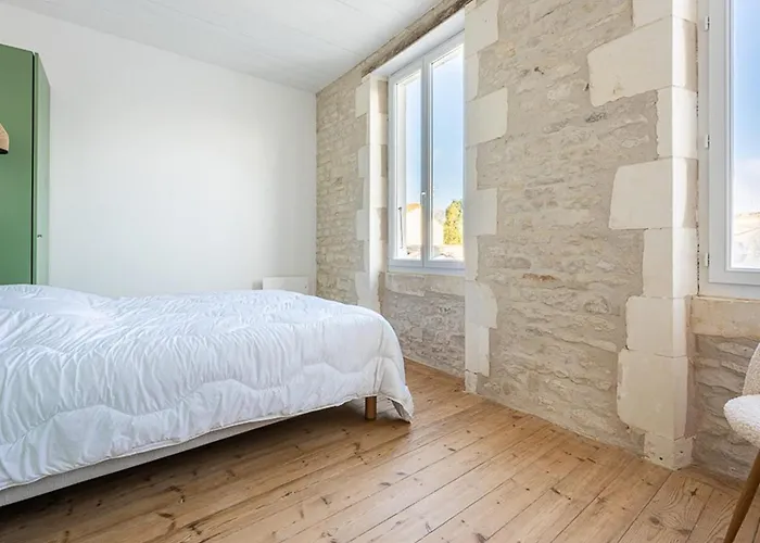 Hébergement de vacances Maison De Charme à La Flotte, 6 Personnes, Rénovée Avec Terrasse - Fr-1-835-35 *