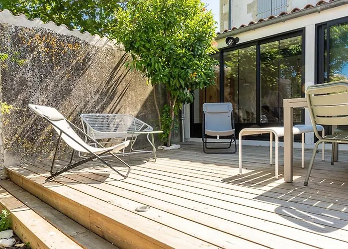 Hébergement de vacances Maison De Charme à La Flotte, 6 Personnes, Rénovée Avec Terrasse - Fr-1-835-35 La Flotte